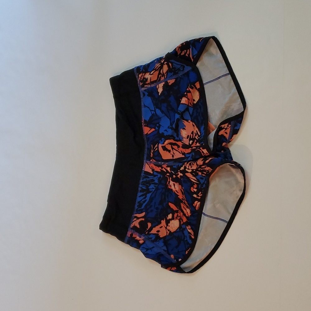 #1015 Lululemon Shorts size 4 b642.
